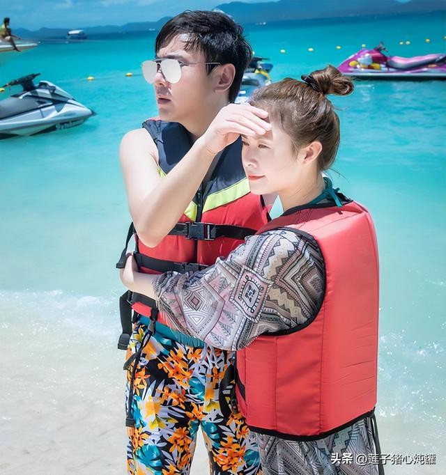 沈腾老婆（穿格子裙甜美迷人）