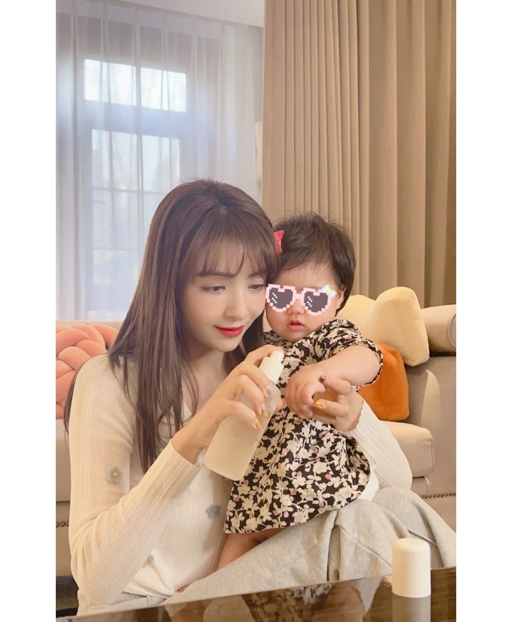 姜潮秀新发色，和老婆麦迪娜同色，富二代30岁儿女双全
