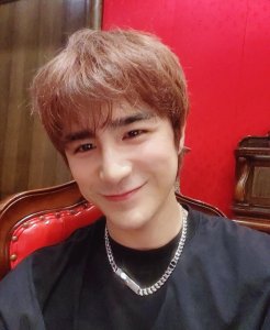 ​姜潮个人资料简介（和老婆麦迪娜同色，富二代30岁儿女双全）