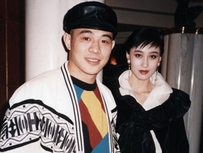 被李连杰抛弃的56岁黄秋燕近照，分手时净身出户，如今仍为前夫说好话