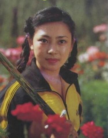 被李连杰抛弃的56岁黄秋燕近照，分手时净身出户，如今仍为前夫说好话