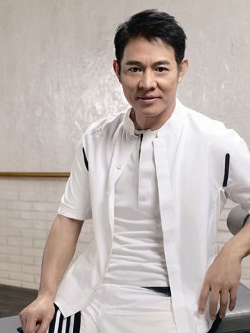 被李连杰抛弃的56岁黄秋燕近照，分手时净身出户，如今仍为前夫说好话