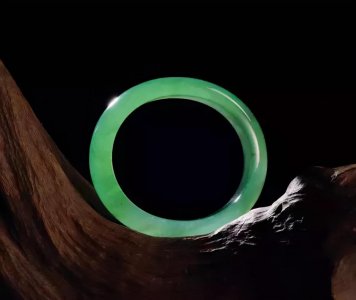 ​翡翠 贵妃手镯的佩戴讲究有哪些与圆镯的区别介绍-众享珠宝,乐大福