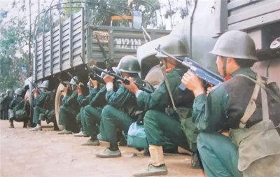 ​1992年三千武警围剿云南平远街，场面震撼！美国甚至以为即将开战