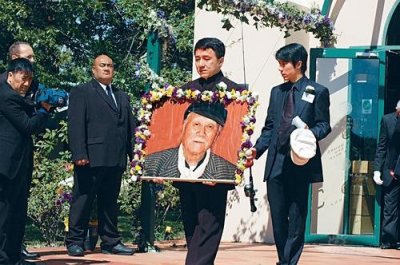 ​成龙父亲房道龙逝世，两位年近七十的老人电视前抱头痛哭，太心酸