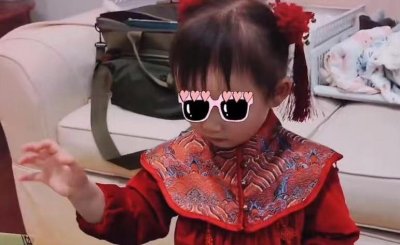 ​苗苗晒春节全家 vlog，女儿像郑恺，儿子像苗苗