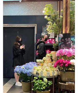 ​王思聪深夜穿情侣装送花(王思聪又换女友，女方像是圈内人)