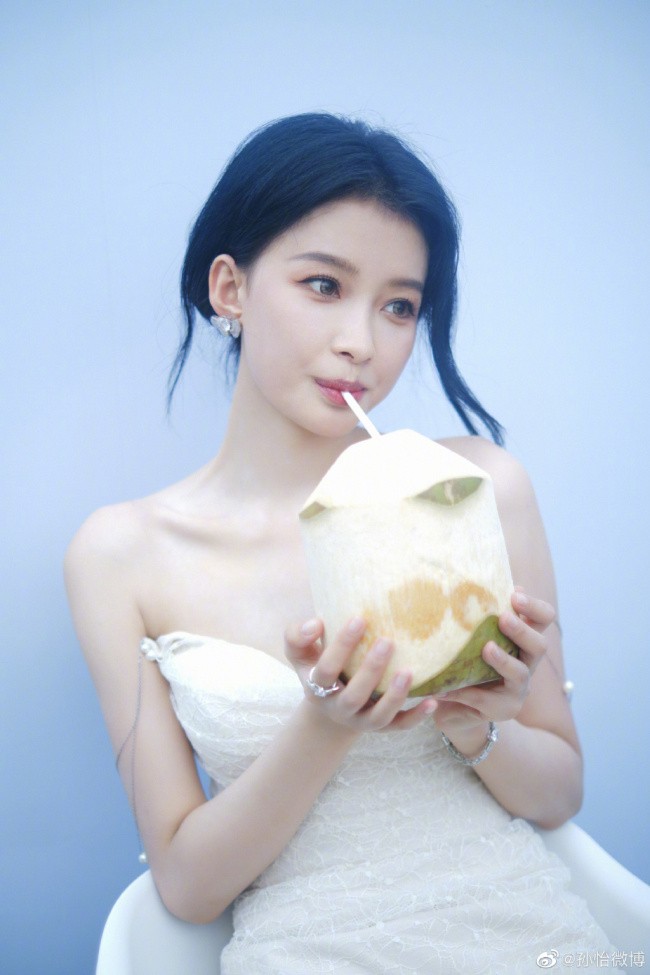 孙怡抹胸白裙造型 手捧椰子好清纯