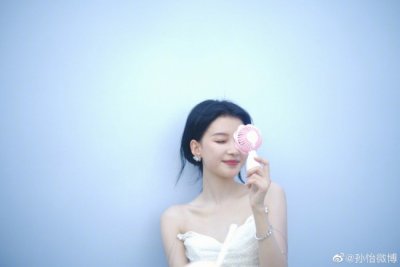 ​孙怡抹胸白裙造型 手捧椰子好清纯