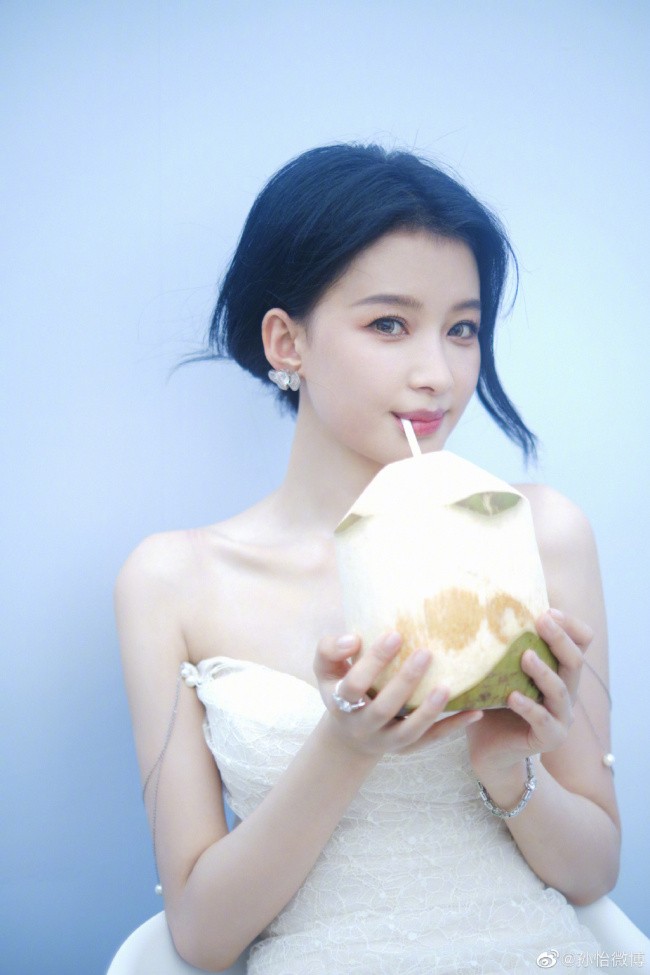 孙怡抹胸白裙造型 手捧椰子好清纯