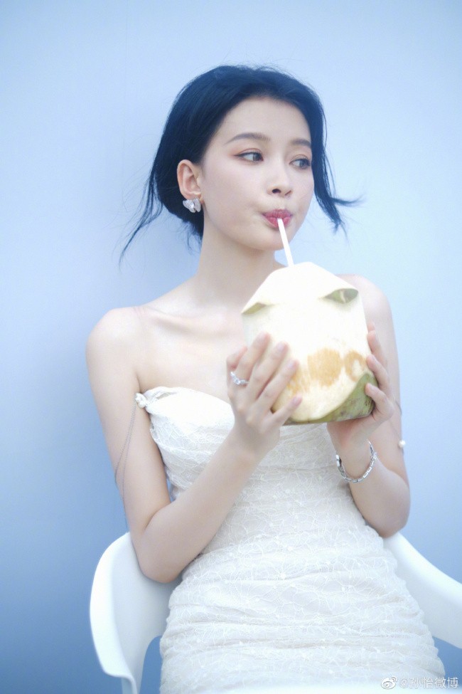 孙怡抹胸白裙造型 手捧椰子好清纯