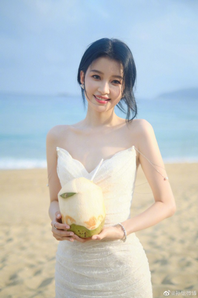 孙怡抹胸白裙造型 手捧椰子好清纯