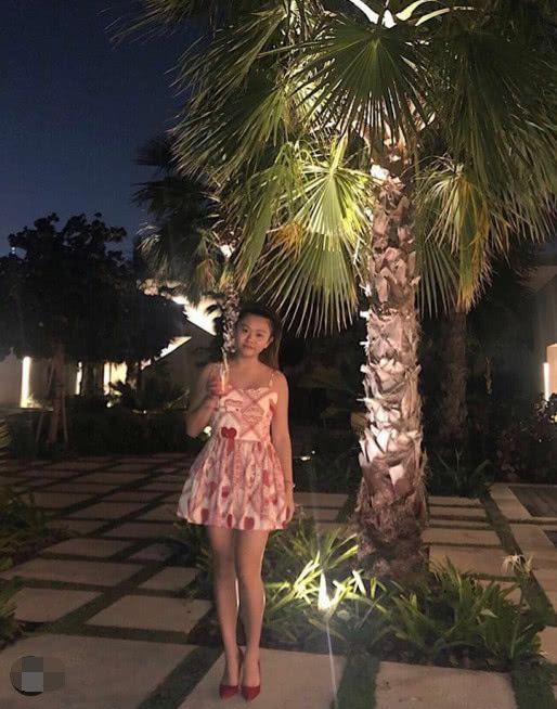 邱淑贞二女儿沈日近照曝光 与姐姐沈月风格大不同