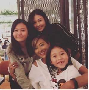 ​邱淑贞二女儿沈日近照曝光 与姐姐沈月风格大不同