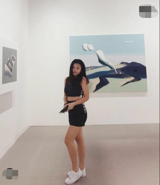 邱淑贞二女儿沈日近照曝光 与姐姐沈月风格大不同