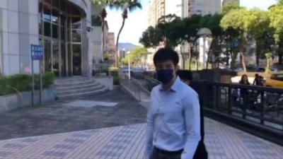 ​王力宏李靓蕾现身法院 将在律师陪同下进行调解