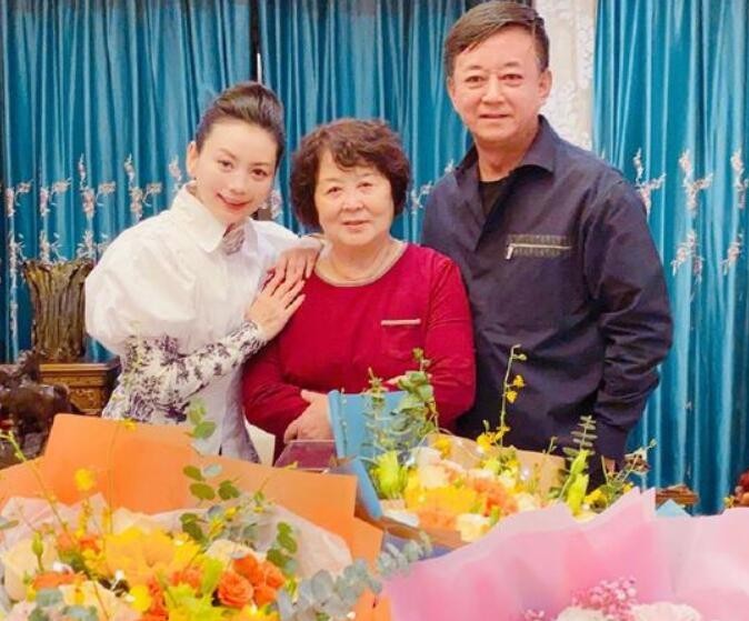 56岁朱军头发花白