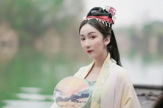 娄艺潇：国风汉服踏青高清写真合集
