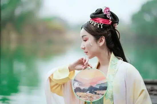 娄艺潇：国风汉服踏青高清写真合集