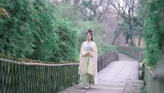 娄艺潇：国风汉服踏青高清写真合集