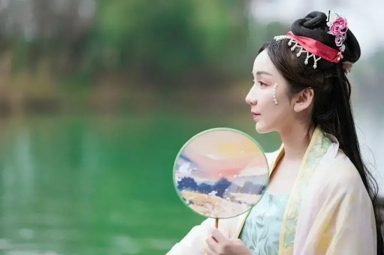 娄艺潇：国风汉服踏青高清写真合集