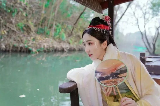 娄艺潇：国风汉服踏青高清写真合集