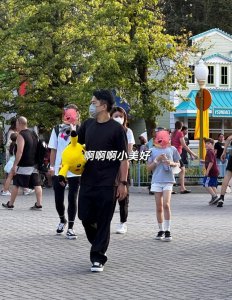 ​刘恺威带女儿去游乐园被偶遇 9 岁小糯米身材高挑长腿抢镜