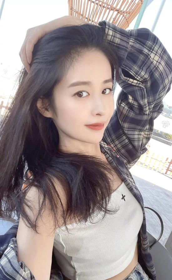 青春女星颖儿晒海滩写真，撩头发样子很迷人