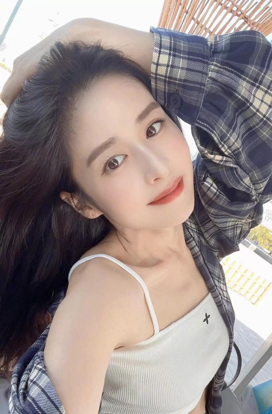 青春女星颖儿晒海滩写真，撩头发样子很迷人
