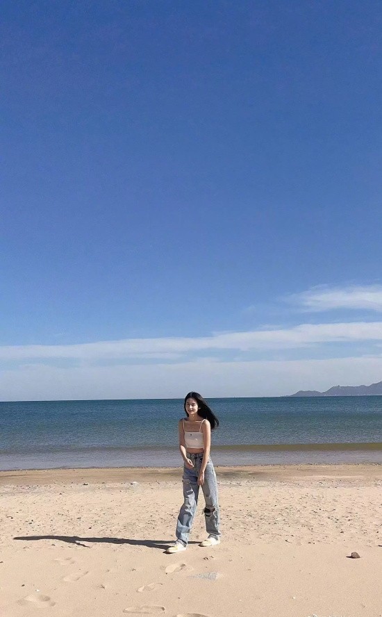 青春女星颖儿晒海滩写真，撩头发样子很迷人
