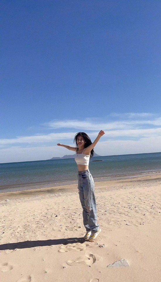 青春女星颖儿晒海滩写真，撩头发样子很迷人