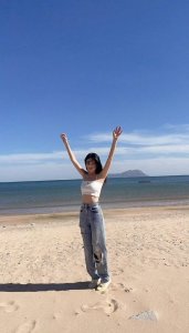 ​青春女星颖儿晒海滩写真，撩头发样子很迷人