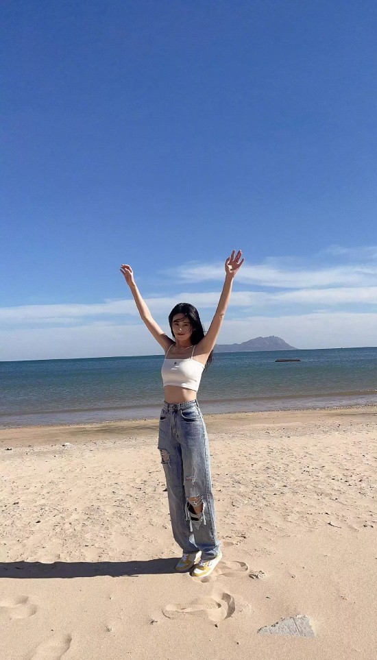 青春女星颖儿晒海滩写真，撩头发样子很迷人
