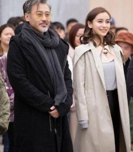 ​52岁的吴秀波老婆似少女，气质不输Angelababy！