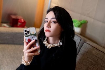 ​迪丽热巴秋日写真曝光，长发披肩解锁比心新手势