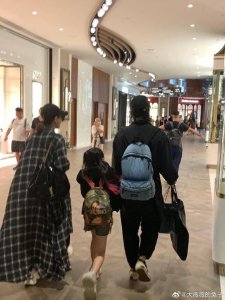 ​网友香港偶遇戚薇李承铉带女儿逛街 Lucky 长腿醒目