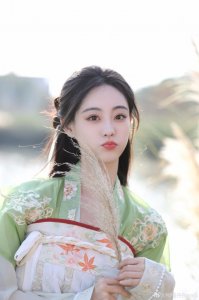​祝绪丹晒湖边古风写真 长发绿衣灵动似仙女