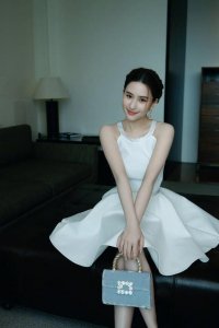 ​何超莲纯白束腰短裙精致俏丽 气质婉约格调清新