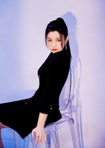 ​陈妍希扎高马尾穿西装裙 一双白皙美腿吸睛