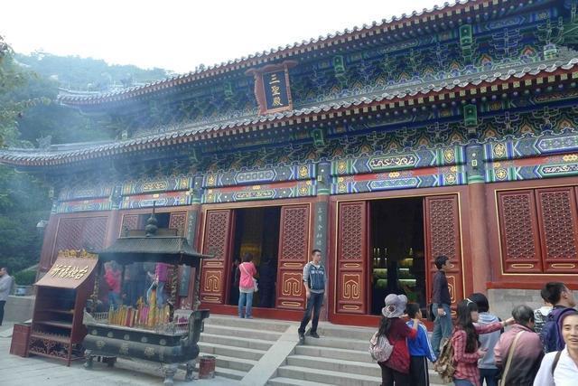 被称为“海上第一名山”，是道教的发祥地，内有多座道观
