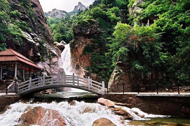 被称为“海上第一名山”，是道教的发祥地，内有多座道观