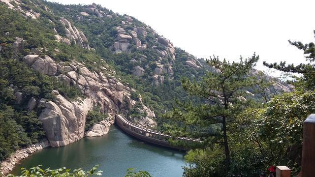 被称为“海上第一名山”，是道教的发祥地，内有多座道观