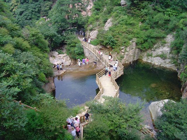 被称为“海上第一名山”，是道教的发祥地，内有多座道观