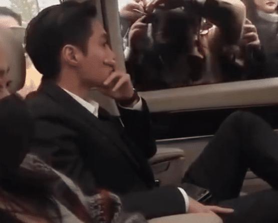 张艺兴被粉丝堵在车内，全程冷漠脸，网友：粉丝好像丧尸