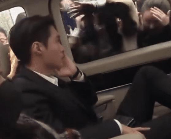 张艺兴被粉丝堵在车内，全程冷漠脸，网友：粉丝好像丧尸
