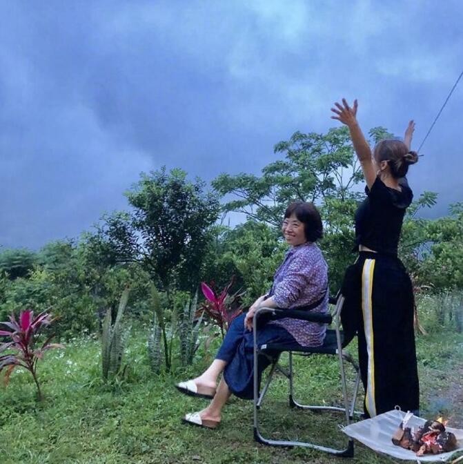 蔡依琳与亲友出游