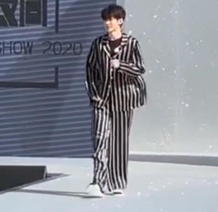 蔡徐坤睡衣走秀