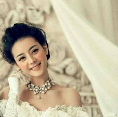 迪丽热巴婚纱照曝光，除了新郎丑之外，热巴几乎是完美的！