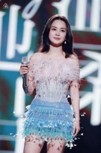 ​钟欣桐献唱，少女气息十足，网友惊呼：她吃了防腐剂吗？