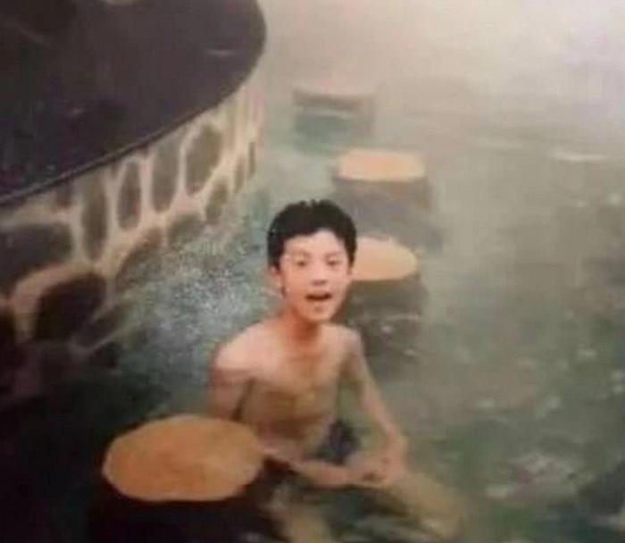 鹿晗童年旧照曝光，当看到男神的游泳照，关晓彤知道么